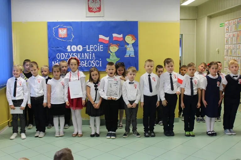 Najmłodsi uczniowie "jedynki" dla niepodległej (zdjęcia)