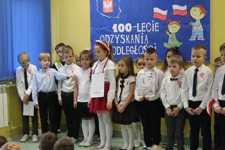 Najmłodsi uczniowie "jedynki" dla niepodległej (zdjęcia)