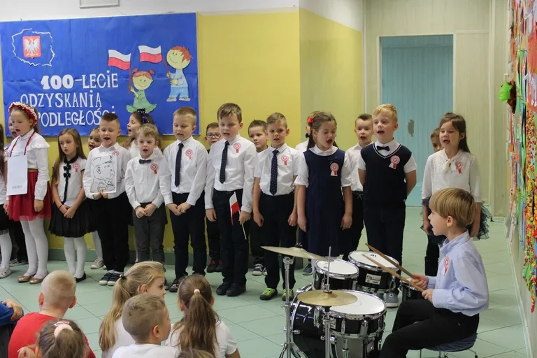 Najmłodsi uczniowie "jedynki" dla niepodległej (zdjęcia)