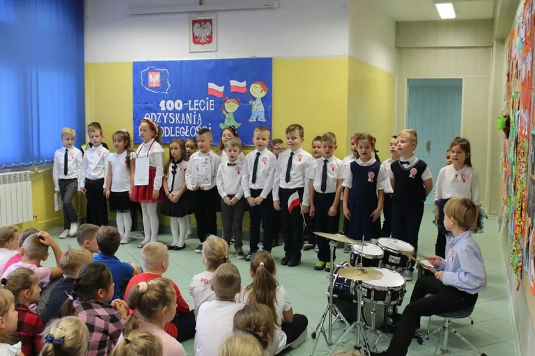 Najmłodsi uczniowie "jedynki" dla niepodległej (zdjęcia)