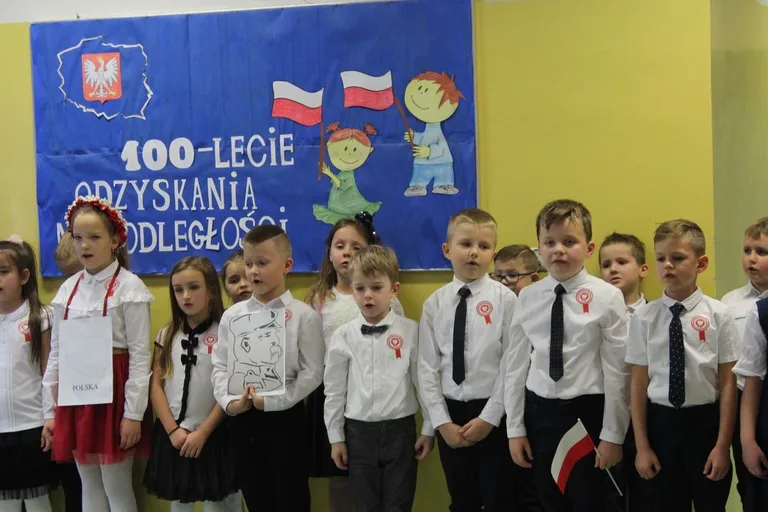 Najmłodsi uczniowie "jedynki" dla niepodległej (zdjęcia)
