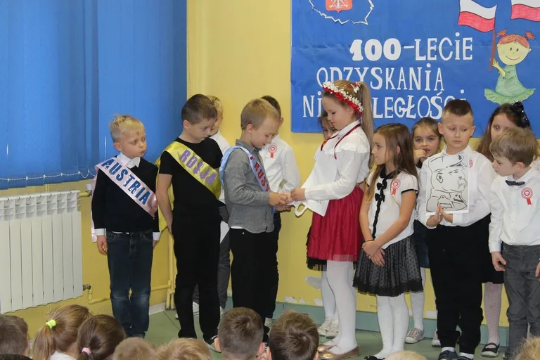 Najmłodsi uczniowie "jedynki" dla niepodległej (zdjęcia)