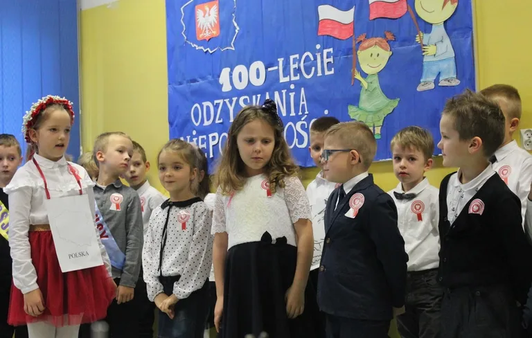 Najmłodsi uczniowie "jedynki" dla niepodległej (zdjęcia)