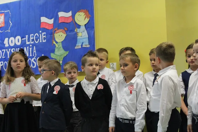 Najmłodsi uczniowie "jedynki" dla niepodległej (zdjęcia)
