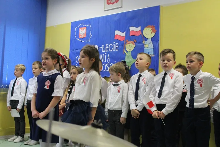 Najmłodsi uczniowie "jedynki" dla niepodległej (zdjęcia)