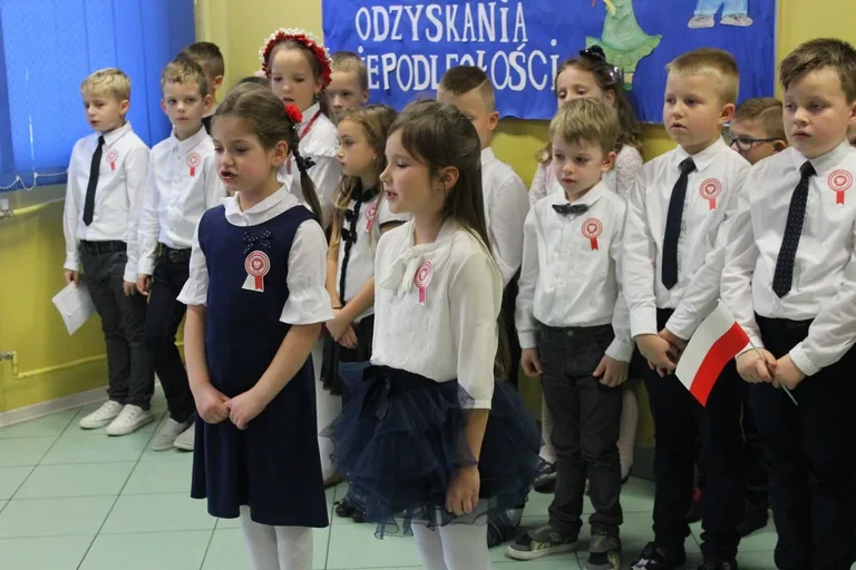 Najmłodsi uczniowie "jedynki" dla niepodległej (zdjęcia)