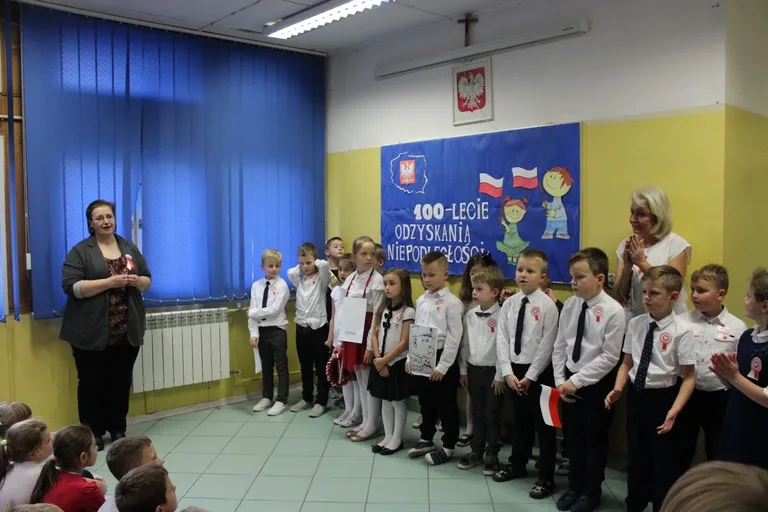 Najmłodsi uczniowie "jedynki" dla niepodległej (zdjęcia)