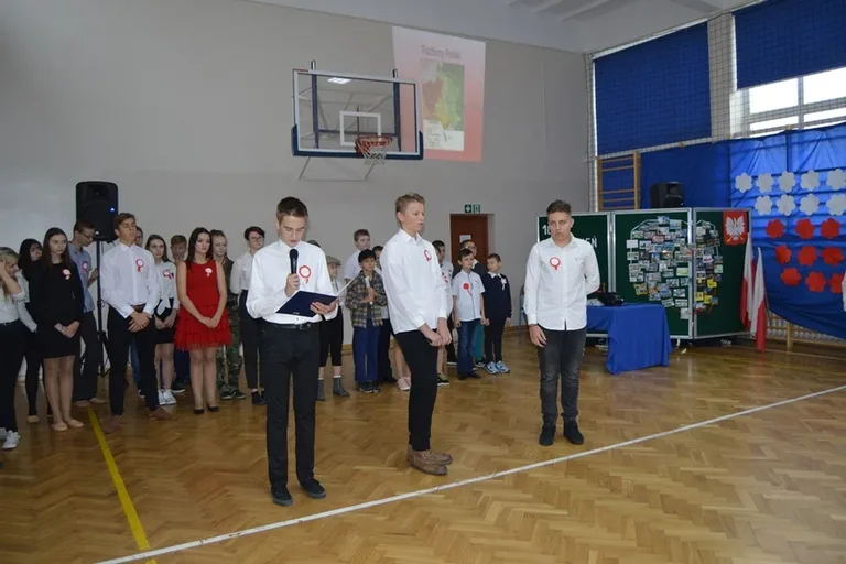 Patriotyczny apel w ostrowskiej "trójce" (zdjęcia)