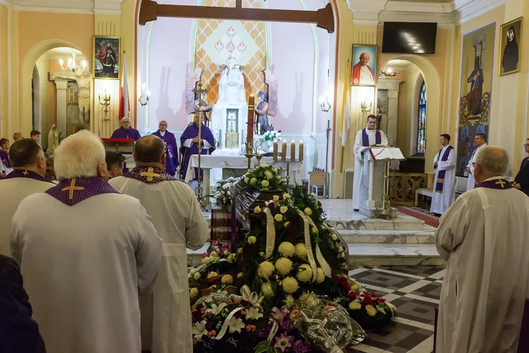 Uroczysta msza żałobna ks. Stanisława Nowickiego (zdjęcia, wideo)