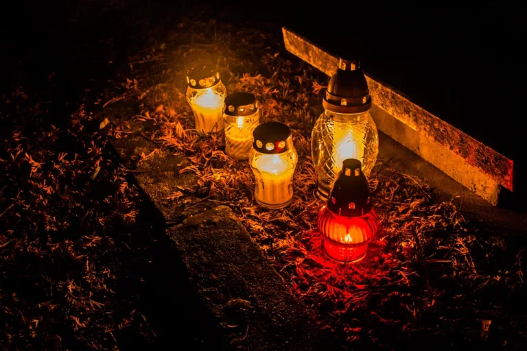 Ostrowski cmentarz nocą - zobacz zdjęcia