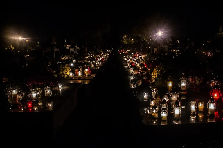 Ostrowski cmentarz nocą - zobacz zdjęcia