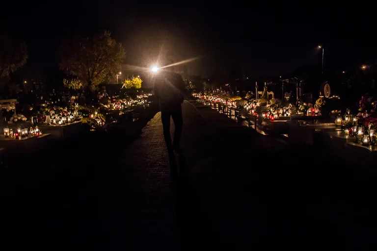 Ostrowski cmentarz nocą - zobacz zdjęcia