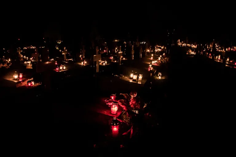 Ostrowski cmentarz nocą - zobacz zdjęcia