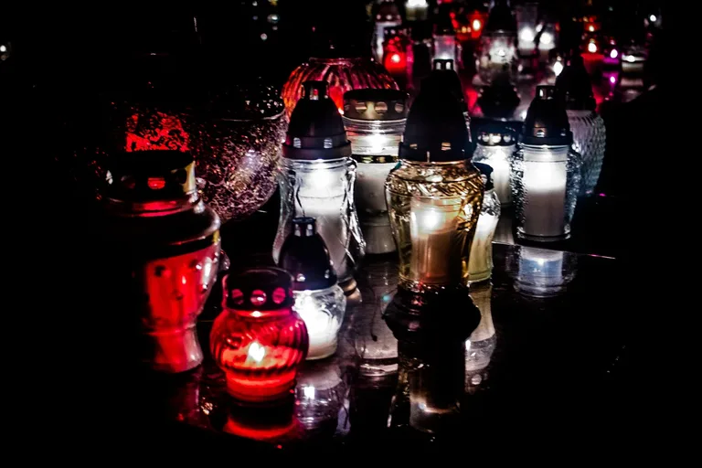 Ostrowski cmentarz nocą - zobacz zdjęcia