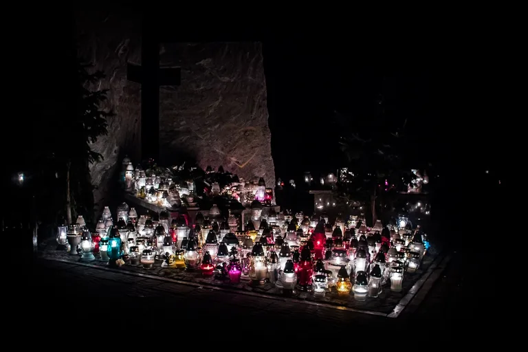 Ostrowski cmentarz nocą - zobacz zdjęcia