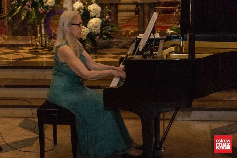 Recital w hołdzie niepodległej (zdjęcia, wideo)