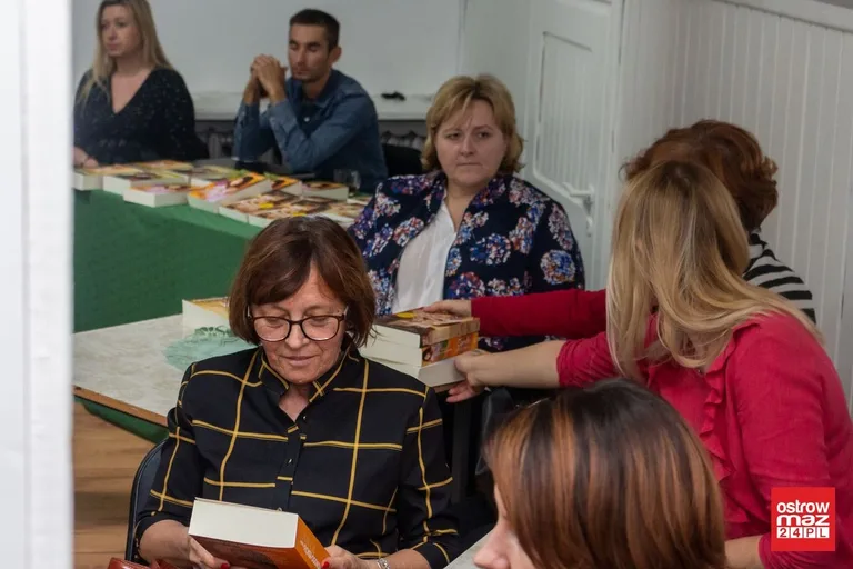 Anna Ficner-Ogonowska gościła w ostrowskiej bibliotece (zdjęcia, wideo)