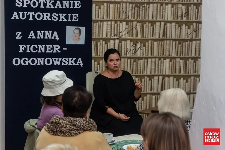 Anna Ficner-Ogonowska gościła w ostrowskiej bibliotece (zdjęcia, wideo)