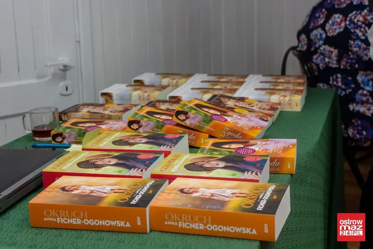 Anna Ficner-Ogonowska gościła w ostrowskiej bibliotece (zdjęcia, wideo)