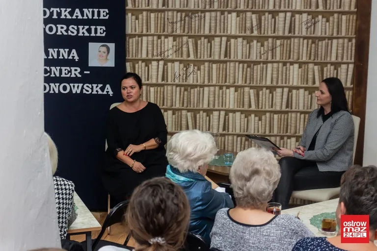 Anna Ficner-Ogonowska gościła w ostrowskiej bibliotece (zdjęcia, wideo)