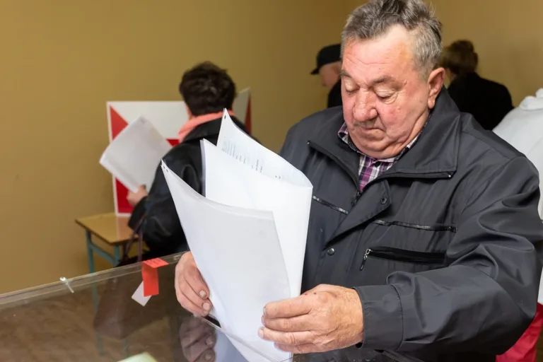 Zobacz jak głosują mieszkańcy Ostrowi (zdjęcia)
