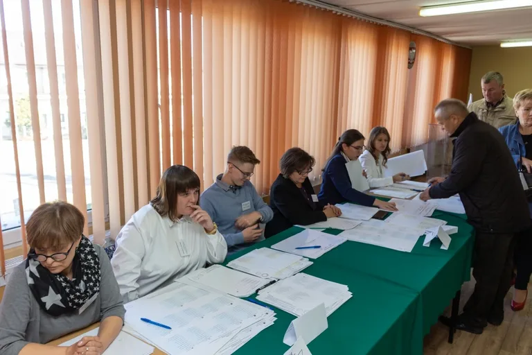 Zobacz jak głosują mieszkańcy Ostrowi (zdjęcia)
