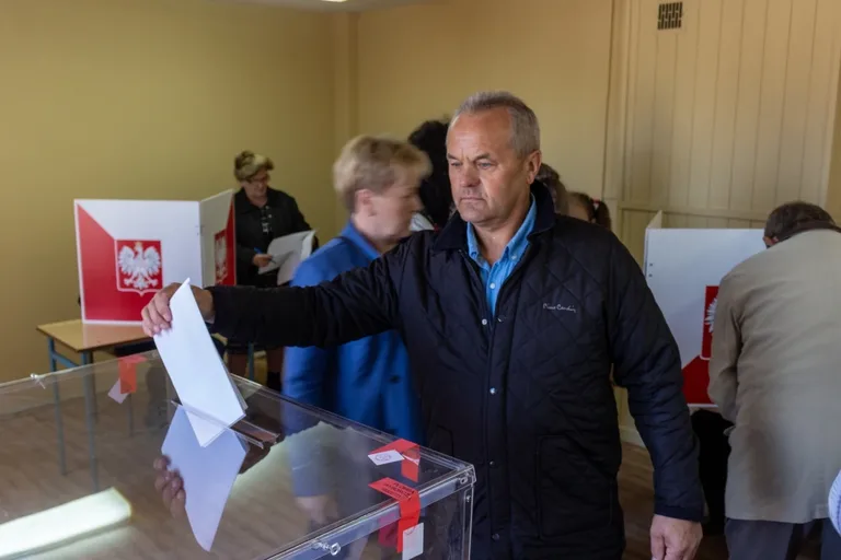 Zobacz jak głosują mieszkańcy Ostrowi (zdjęcia)