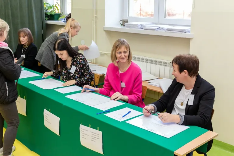 Zobacz jak głosują mieszkańcy Ostrowi (zdjęcia)