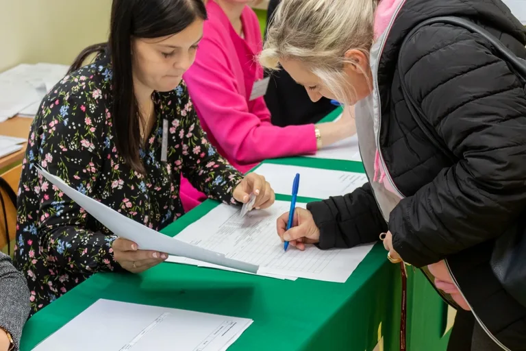 Zobacz jak głosują mieszkańcy Ostrowi (zdjęcia)