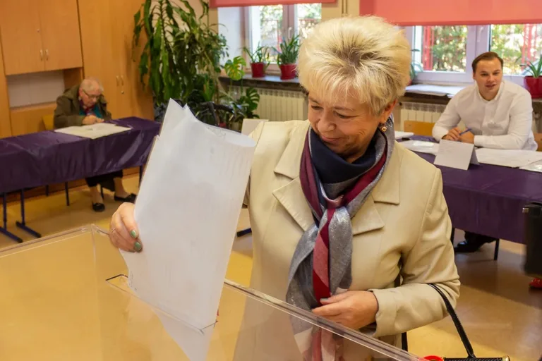 Zobacz jak głosują mieszkańcy Ostrowi (zdjęcia)