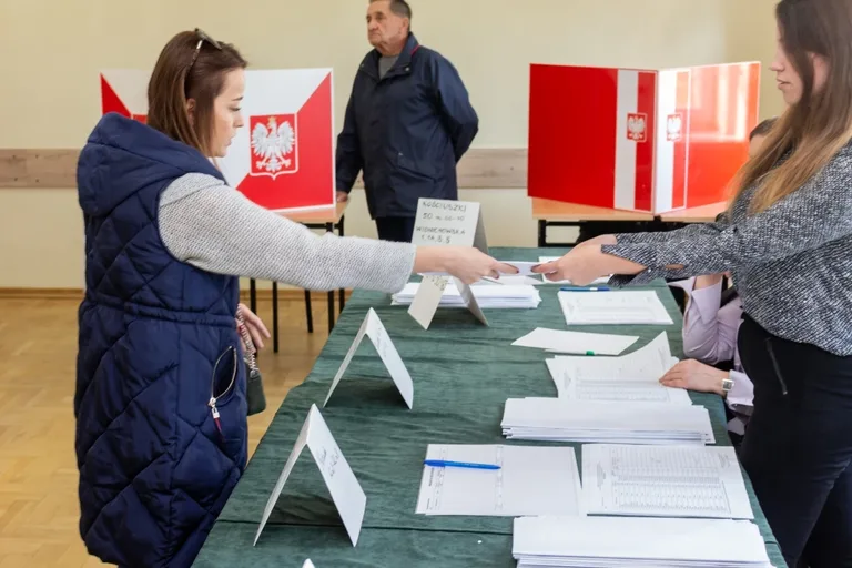 Zobacz jak głosują mieszkańcy Ostrowi (zdjęcia)