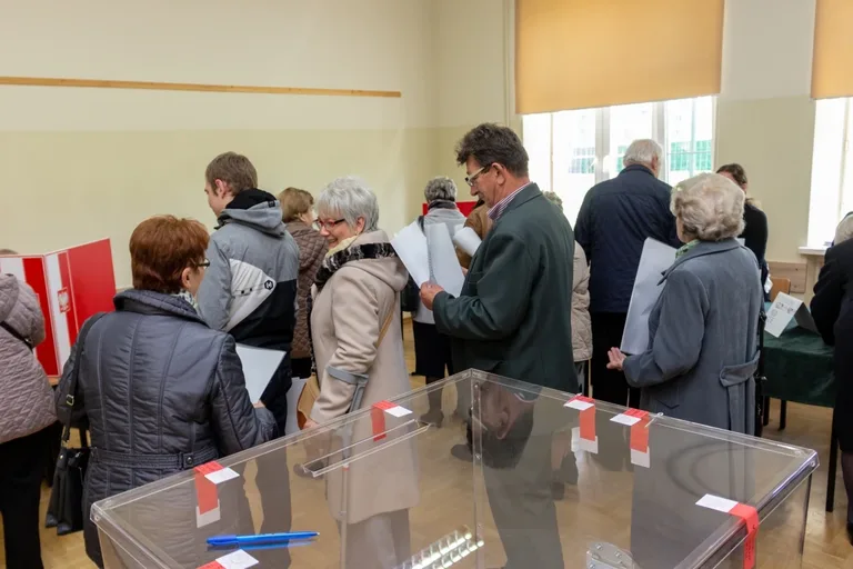 Zobacz jak głosują mieszkańcy Ostrowi (zdjęcia)