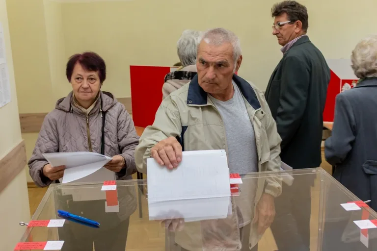 Zobacz jak głosują mieszkańcy Ostrowi (zdjęcia)