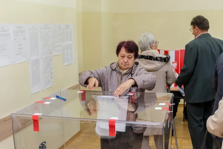 Zobacz jak głosują mieszkańcy Ostrowi (zdjęcia)