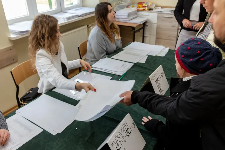 Zobacz jak głosują mieszkańcy Ostrowi (zdjęcia)