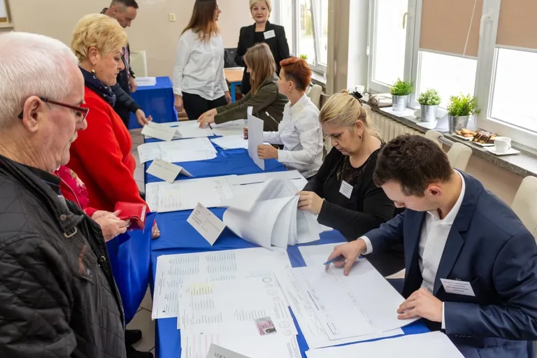 Zobacz jak głosują mieszkańcy Ostrowi (zdjęcia)