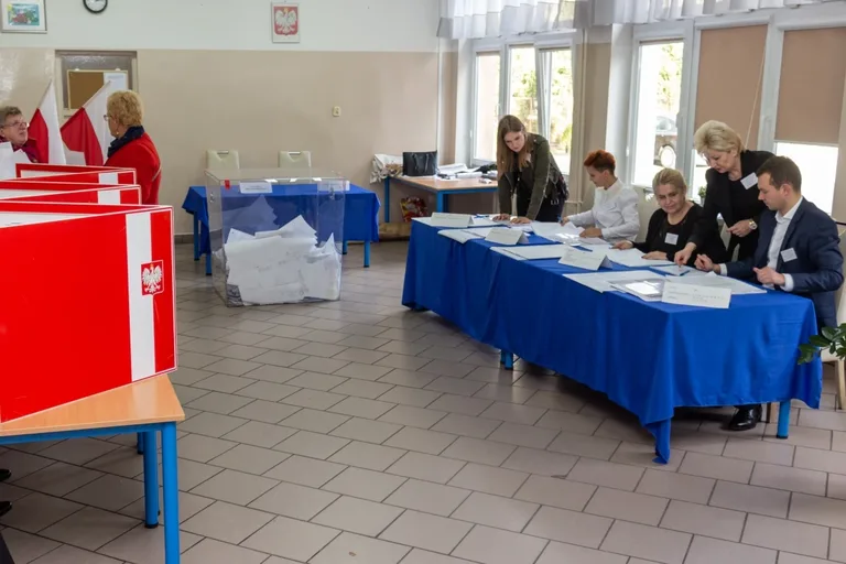 Zobacz jak głosują mieszkańcy Ostrowi (zdjęcia)