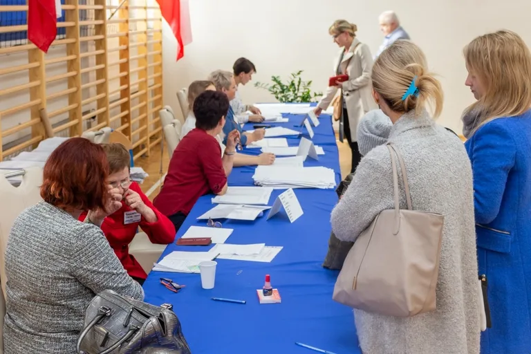 Zobacz jak głosują mieszkańcy Ostrowi (zdjęcia)