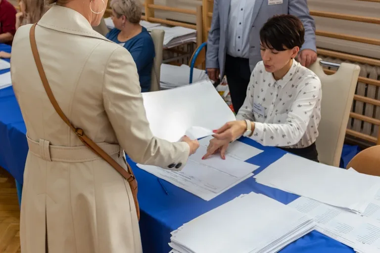 Zobacz jak głosują mieszkańcy Ostrowi (zdjęcia)