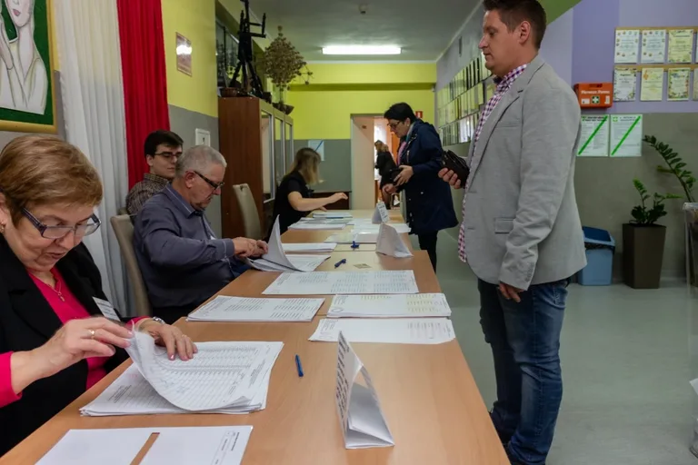 Zobacz jak głosują mieszkańcy Ostrowi (zdjęcia)