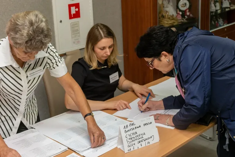 Zobacz jak głosują mieszkańcy Ostrowi (zdjęcia)