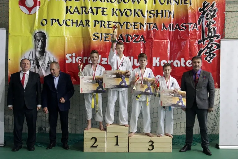Cztery medale karateków w Sieradzu (zdjęcia)