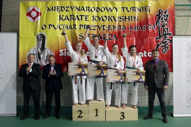 Cztery medale karateków w Sieradzu (zdjęcia)