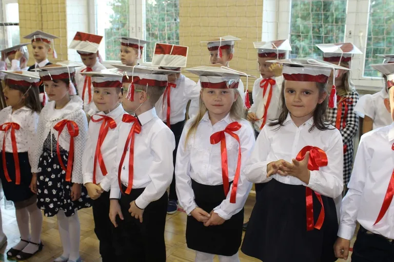 Ślubowanie pierwszaków w ostrowskiej "jedynce" (zdjęcia)