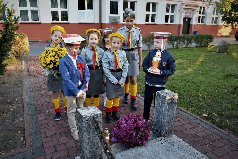 Ślubowanie pierwszaków w ostrowskiej "jedynce" (zdjęcia)