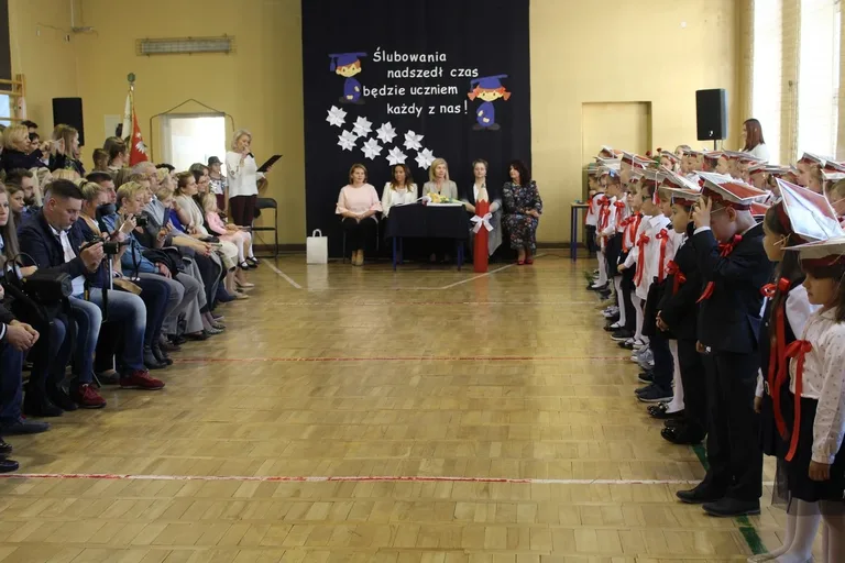 Ślubowanie pierwszaków w ostrowskiej "jedynce" (zdjęcia)