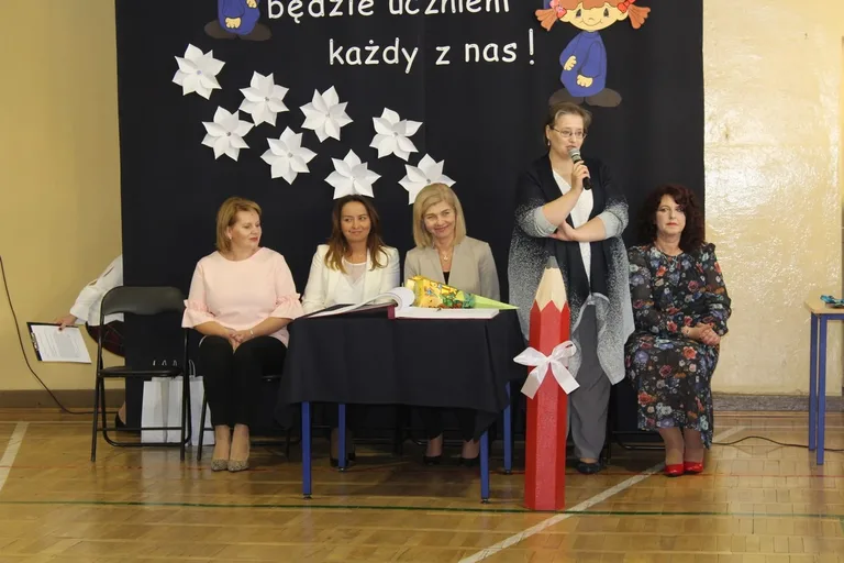 Ślubowanie pierwszaków w ostrowskiej "jedynce" (zdjęcia)