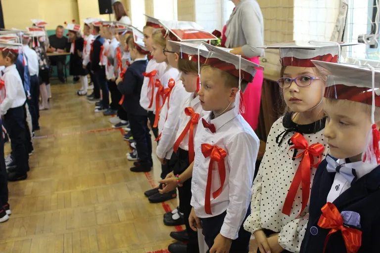 Ślubowanie pierwszaków w ostrowskiej "jedynce" (zdjęcia)