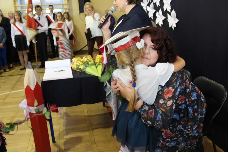 Ślubowanie pierwszaków w ostrowskiej "jedynce" (zdjęcia)