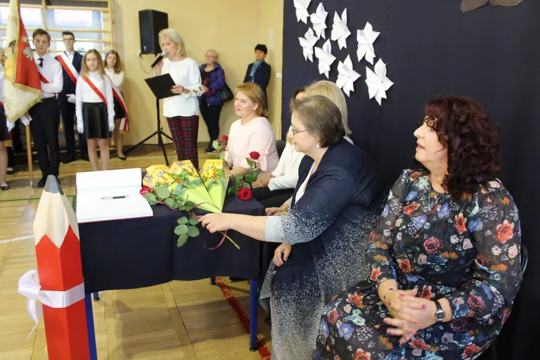 Ślubowanie pierwszaków w ostrowskiej "jedynce" (zdjęcia)